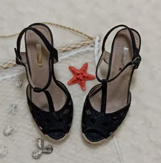 Sandalias cuña CORINA brillo beige/negro