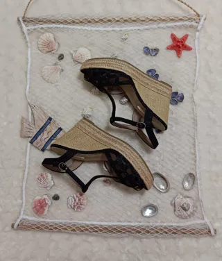 Sandalias cuña CORINA brillo beige/negro