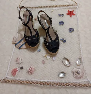 Sandalias cuña CORINA brillo beige/negro
