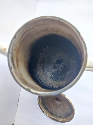 Cafetera antigua esmaltada blanca