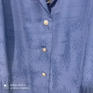 Blusón elegante azul conbplisados y botones joya