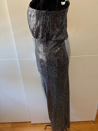 Vestido prateado de um ombro só