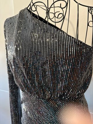 Vestido prateado de um ombro só