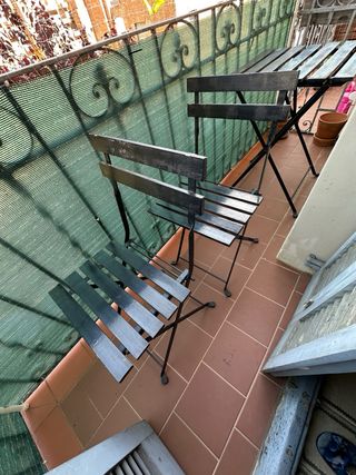 Mesa y sillas de jardín