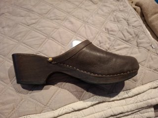 Zuecos de madera marrones