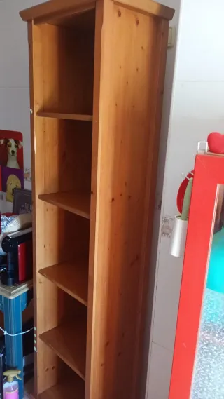 Estantería de madera marrón