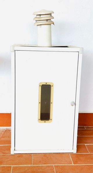 Armario metálico blanco con ventilación