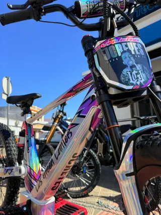 Bicicleta eléctrica 24" Rexo vinilo holográfico