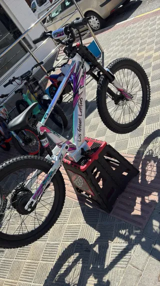 Bicicleta eléctrica 24" Rexo vinilo holográfico