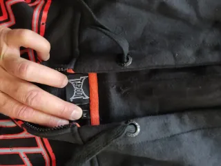 Felpa Tapout con stampa teschio e serpente