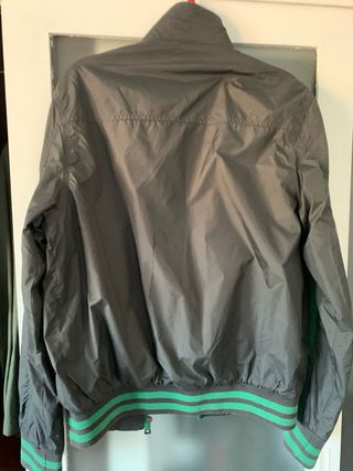 Chaqueta deportiva hombre negro y verde