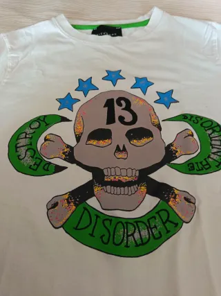 T-shirt bianca con teschio e stelle