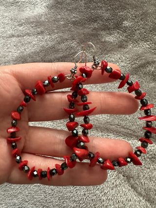 Orecchini cerchio corallo rosso e mezzi cristalli