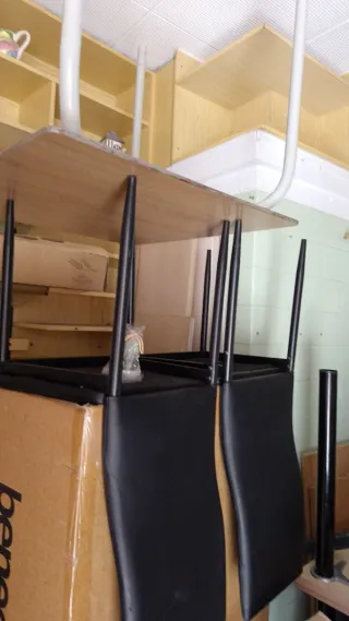 Silla,mesas blancas, Rojas, sombrillas como nuevas
