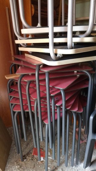 Silla,mesas blancas, Rojas, sombrillas como nuevas