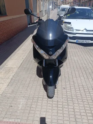 Suzuki Scooter Negra con Baúl