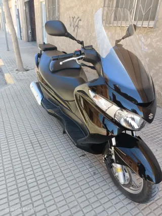 Suzuki Scooter Negra con Baúl
