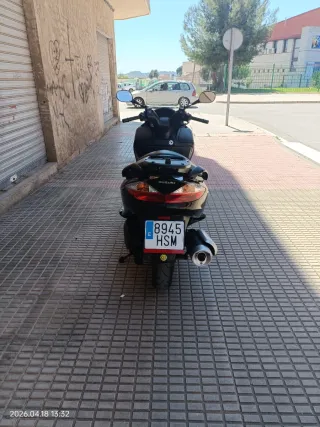 Suzuki Scooter Negra con Baúl