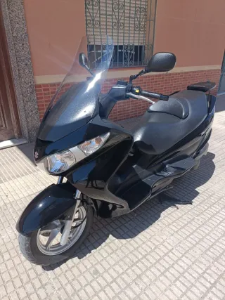 Suzuki Scooter Negra con Baúl