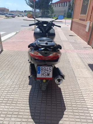 Suzuki Scooter Negra con Baúl