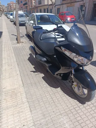 Suzuki Scooter Negra con Baúl