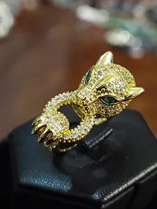Anello pantera con zirconi e smeraldo