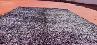 Alfombra de pelo gris, negro y morado