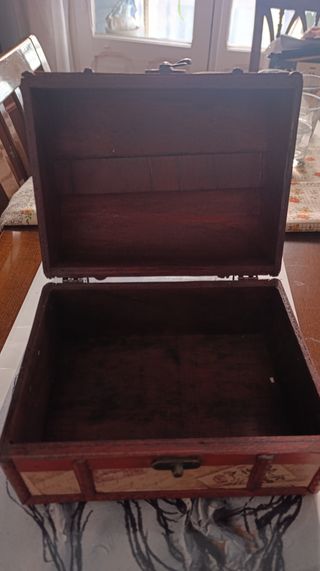 Caja decorada estilo baúl