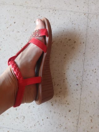 Sandalias rojas y doradas adornadas
