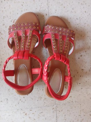 Sandalias rojas y doradas adornadas