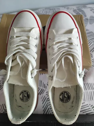 Zapatillas Verano Blancas con Detalles Rojos
