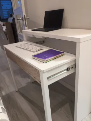 Escritorio blanco y madera