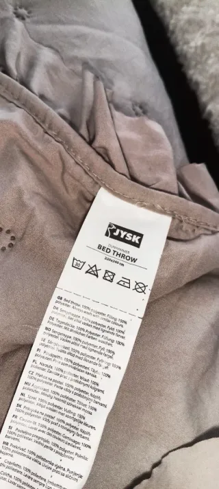 Colcha edredón beige con volantes