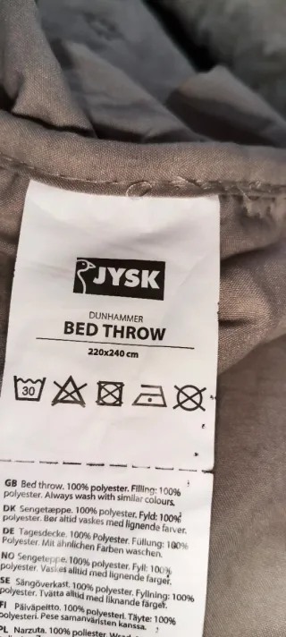 Colcha edredón beige con volantes