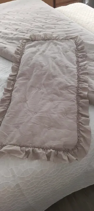 Colcha edredón beige con volantes