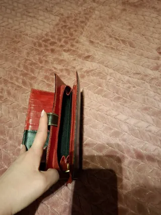 Cartera de piel negra y roja