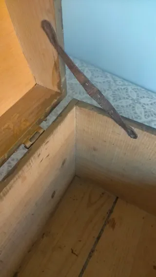 Arcón de madera antiguo con cerradura