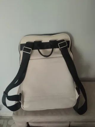 Mochila Parfois para portátil beige y negra