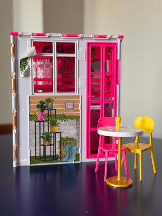 Casa de muñecas portátil con muebles