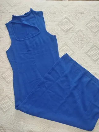 Vestido midi azul con escote