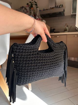 Borsa uncinetto nera con frange