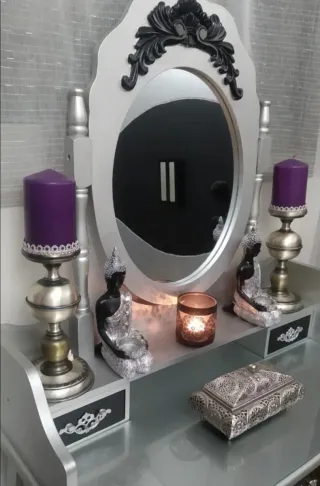 Tocador con cajoneras plateadas y negras