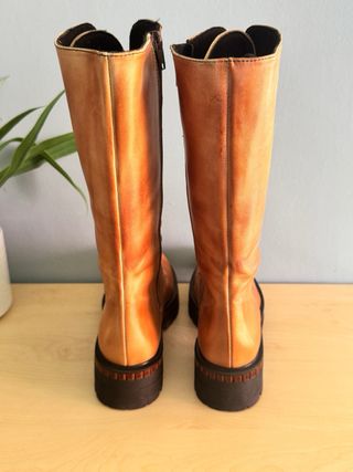 Botas altas de cuero con cordones