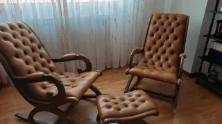 Mecedora de cuero y madera