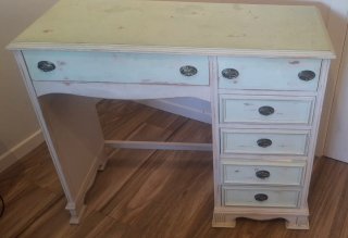 Escritorio vintage beige y verde con silla a juego