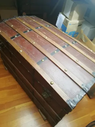 Baúl antiguo madera y metal