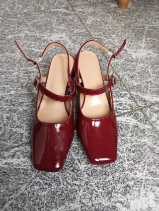 Zapatos charol granate tacón