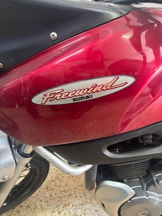 Moto Suzuki 650 Roja/Plata