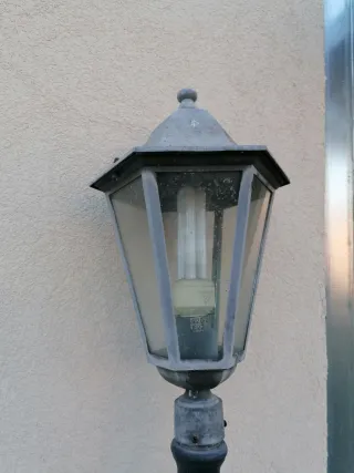 Lampione da giardino grigio