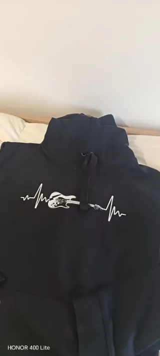 Sudadera Negra con Diseño Guitarra xs